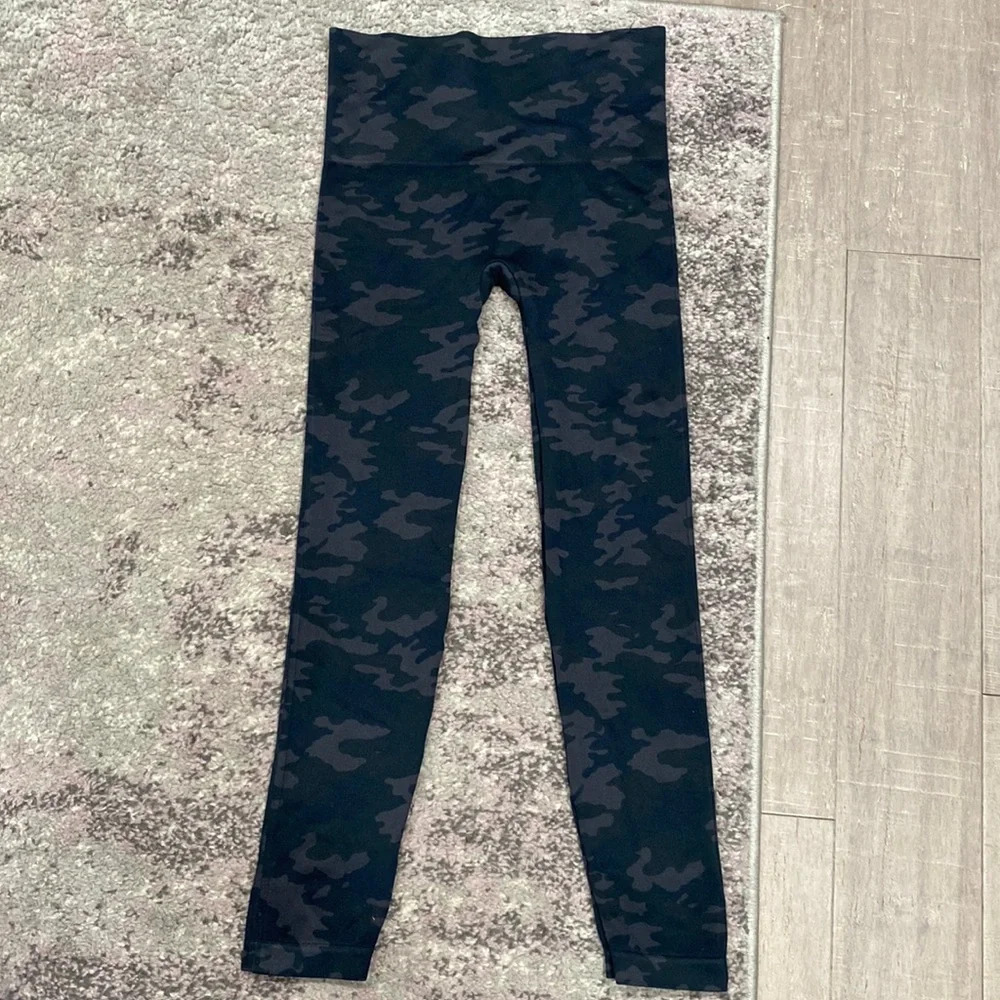 Spanx Women’s Black Camo Look at Me Now Seamless Leggings Sz L
